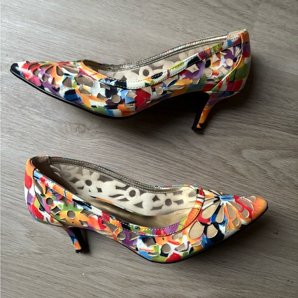 J. Renee Women's Winset Rainbow Floral Kitten Heels - SIZE 6.5 - Picture 3 of 16